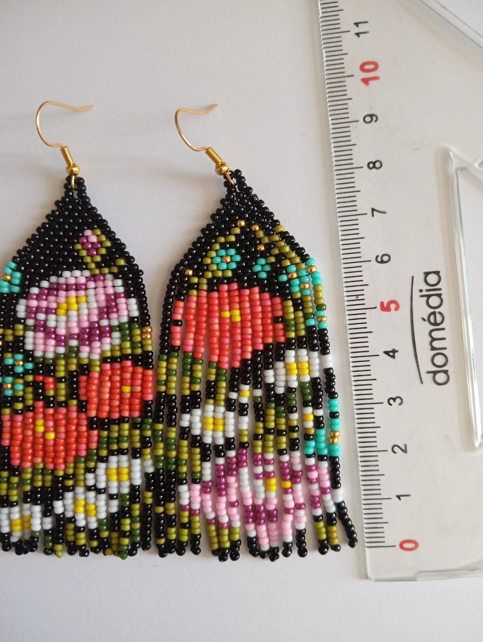 Brincos de flores multicoloridos em fundo preto de miçangas – photo 3